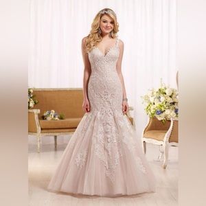 Essence Bridal Collection; Ivory w blush tone underneath;size 4-6(Bride size 10)